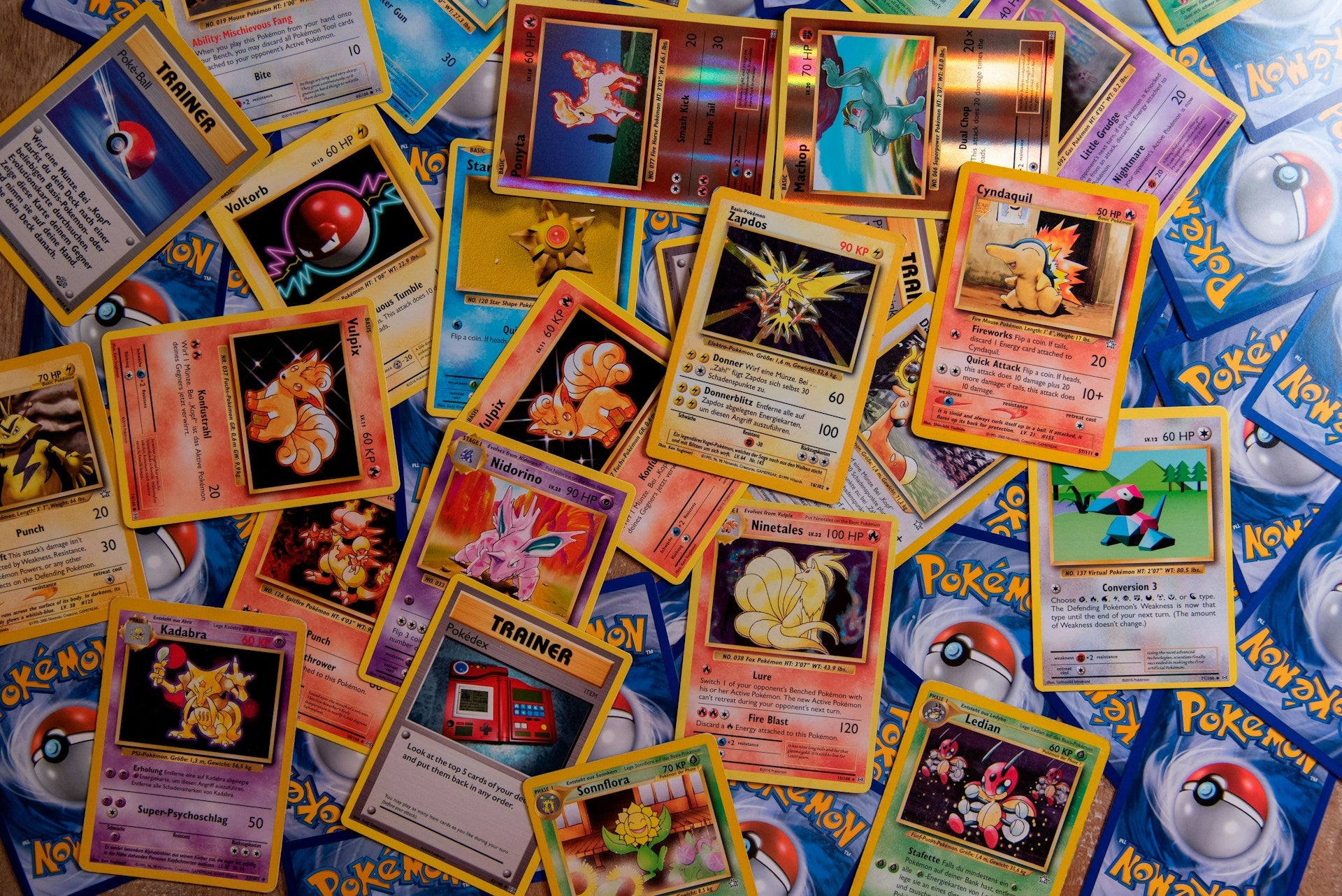 Gamla Pokémonkort i en hög